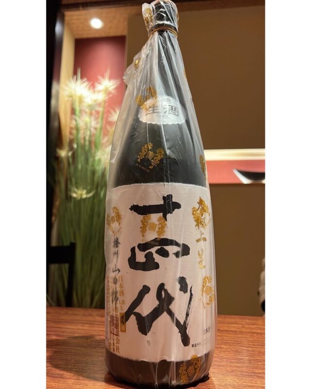 ＊
＊
＊
大極上生　十四代🍶
フルーティーな香り広がるお酒です。

#十四代#大極上生十四代#日本酒#粋酔肴
#福島#福島市#栄町#鮮魚#地酒#割烹#日本料理#懐石料理#和食#板前#お弁当#海老真丈#ランチ#個室
